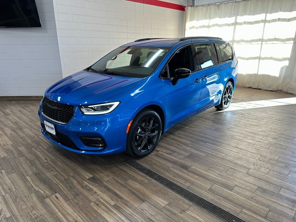 2026 Chrysler Pacifica Select's photo