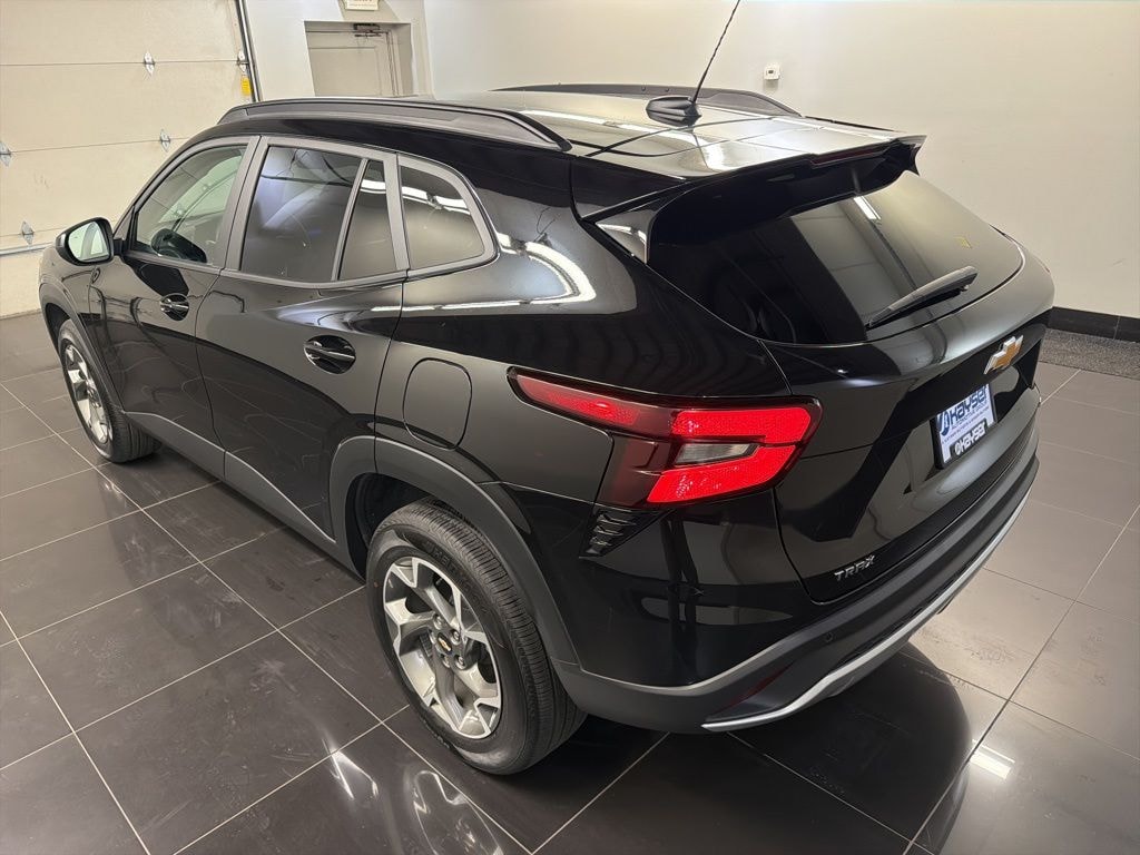 Used 2025 Chevrolet Trax LT SUV