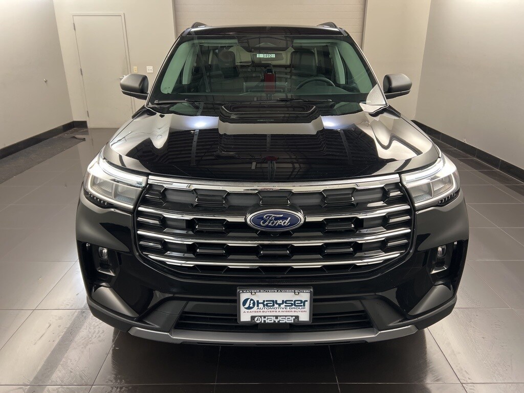 2025 Ford Explorer photo 2