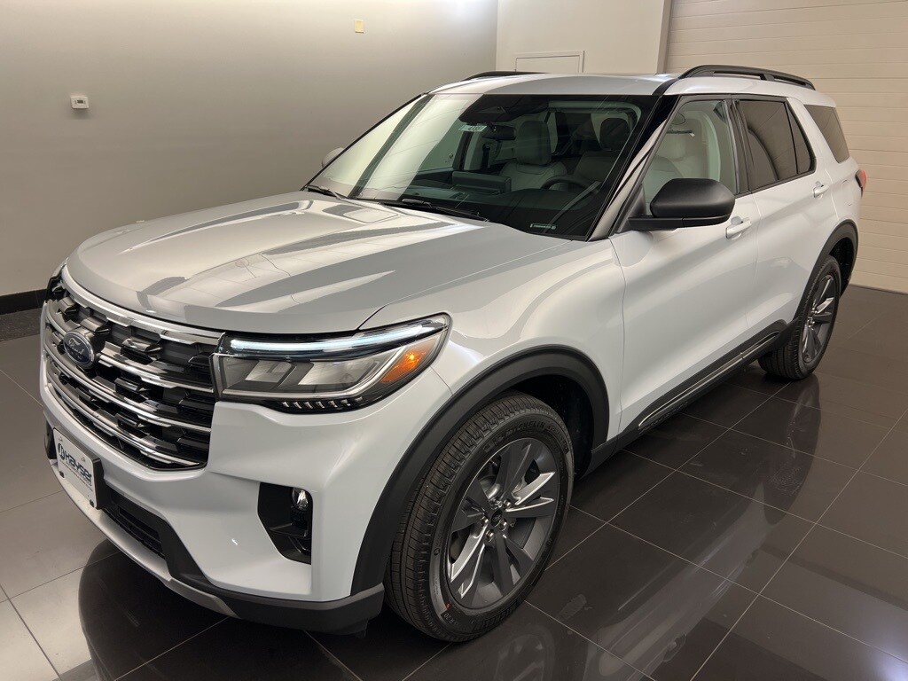 2025 Ford Explorer photo 2