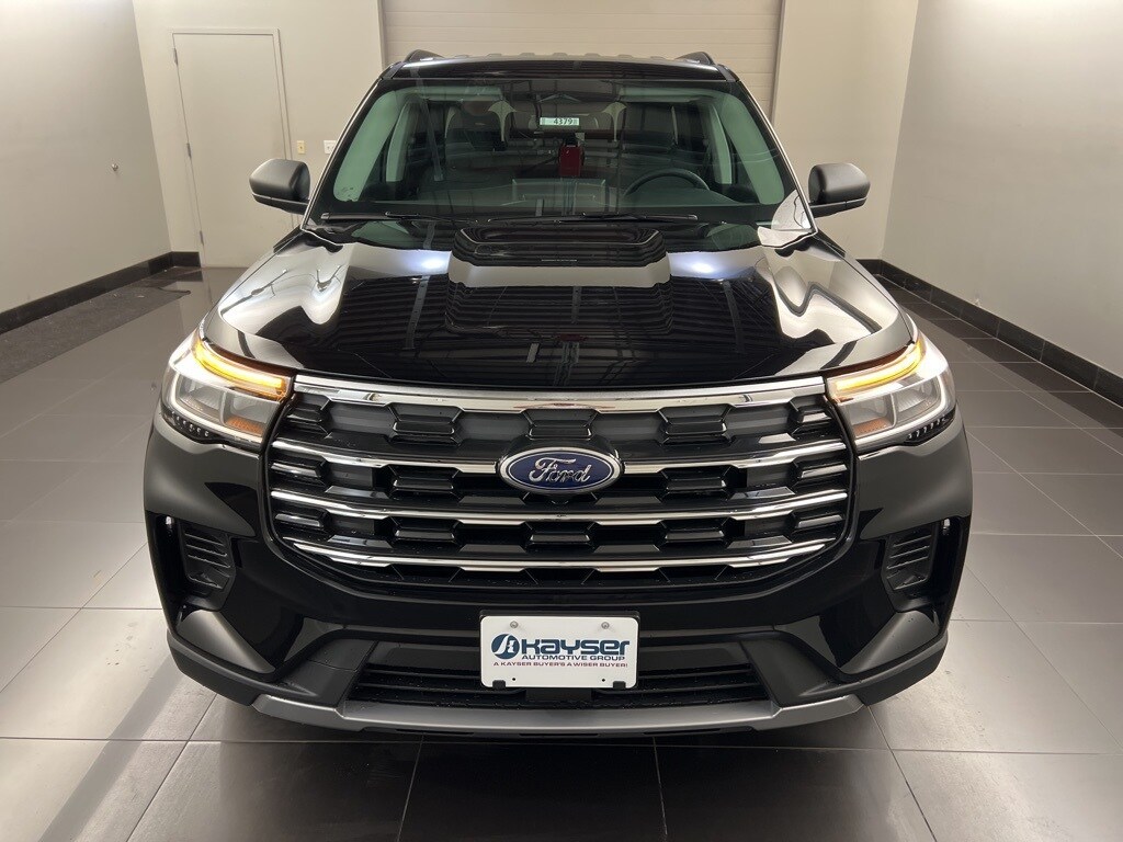 2025 Ford Explorer photo 2