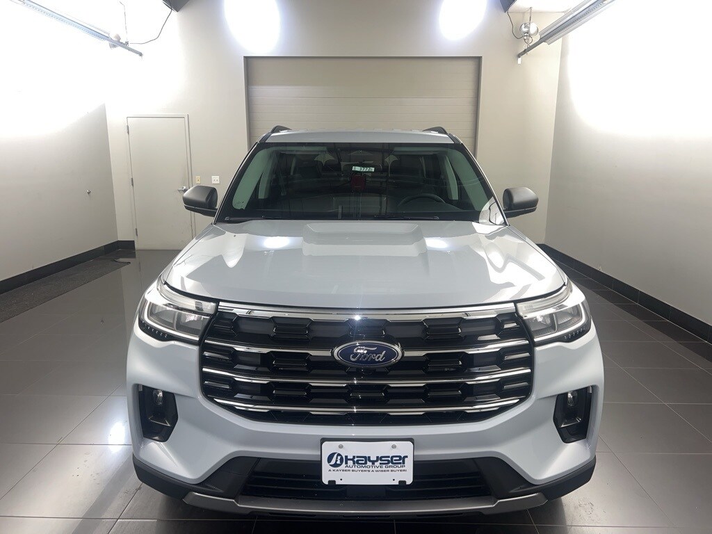 2025 Ford Explorer photo 2