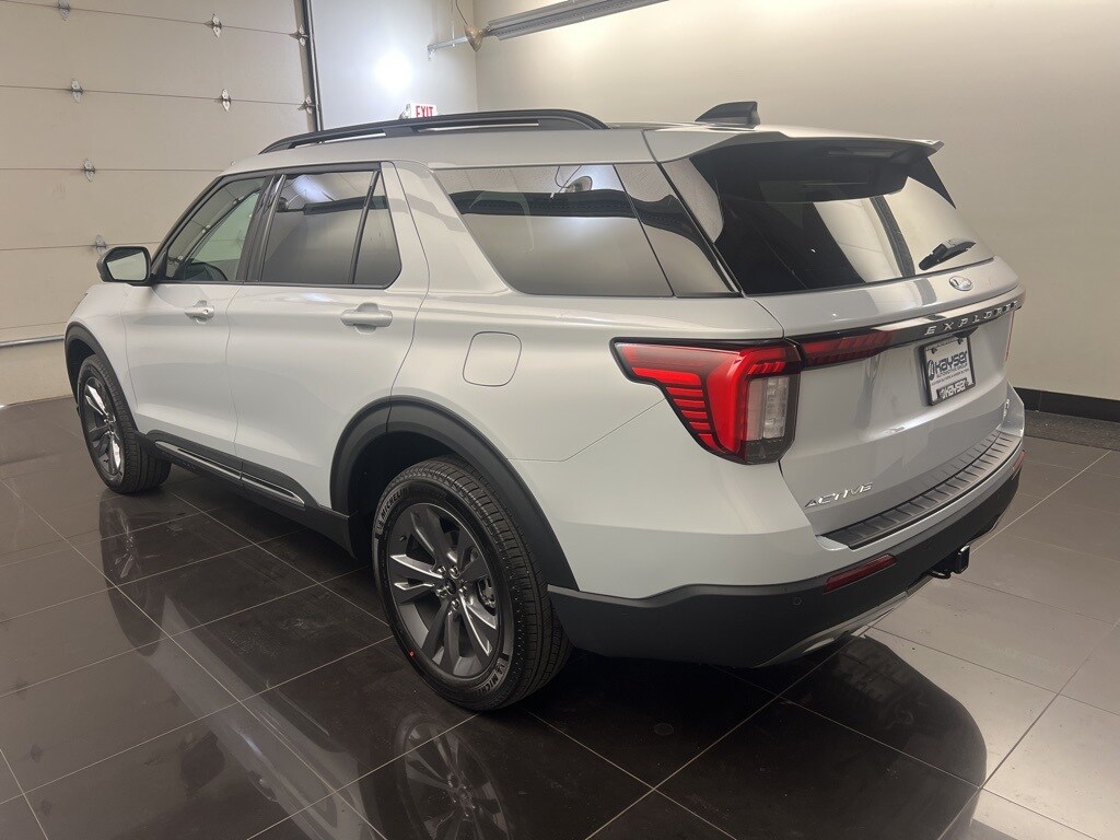 2025 Ford Explorer photo 4
