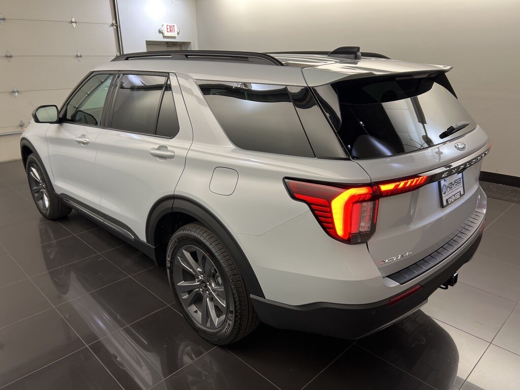 2025 Ford Explorer photo 3