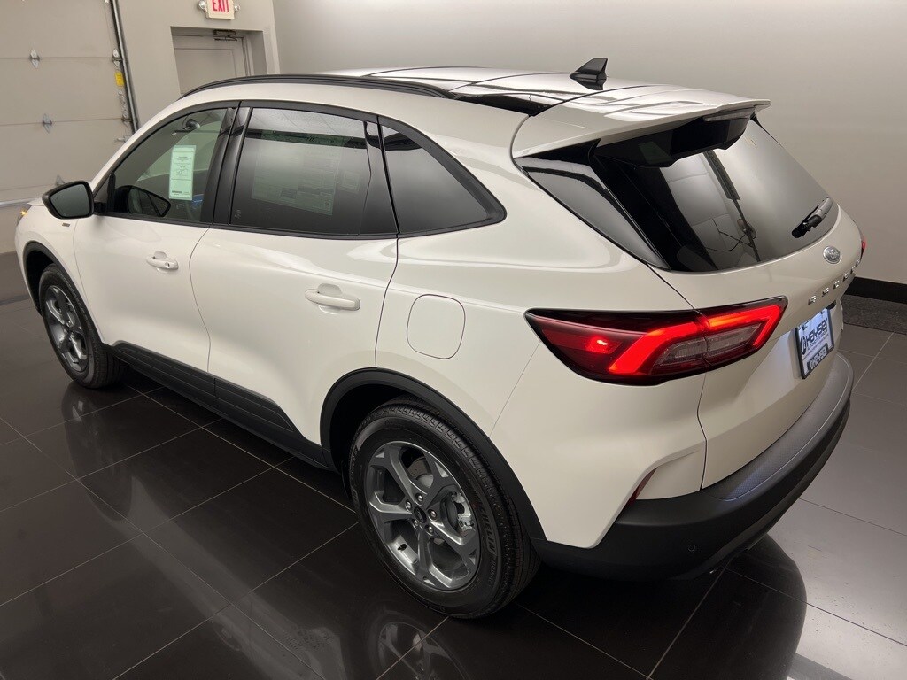 2025 Ford Escape ST-Line photo 4