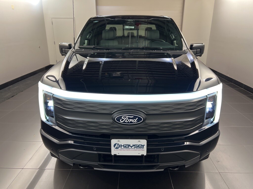 2025 Ford F-150 Lightning Lariat photo 2