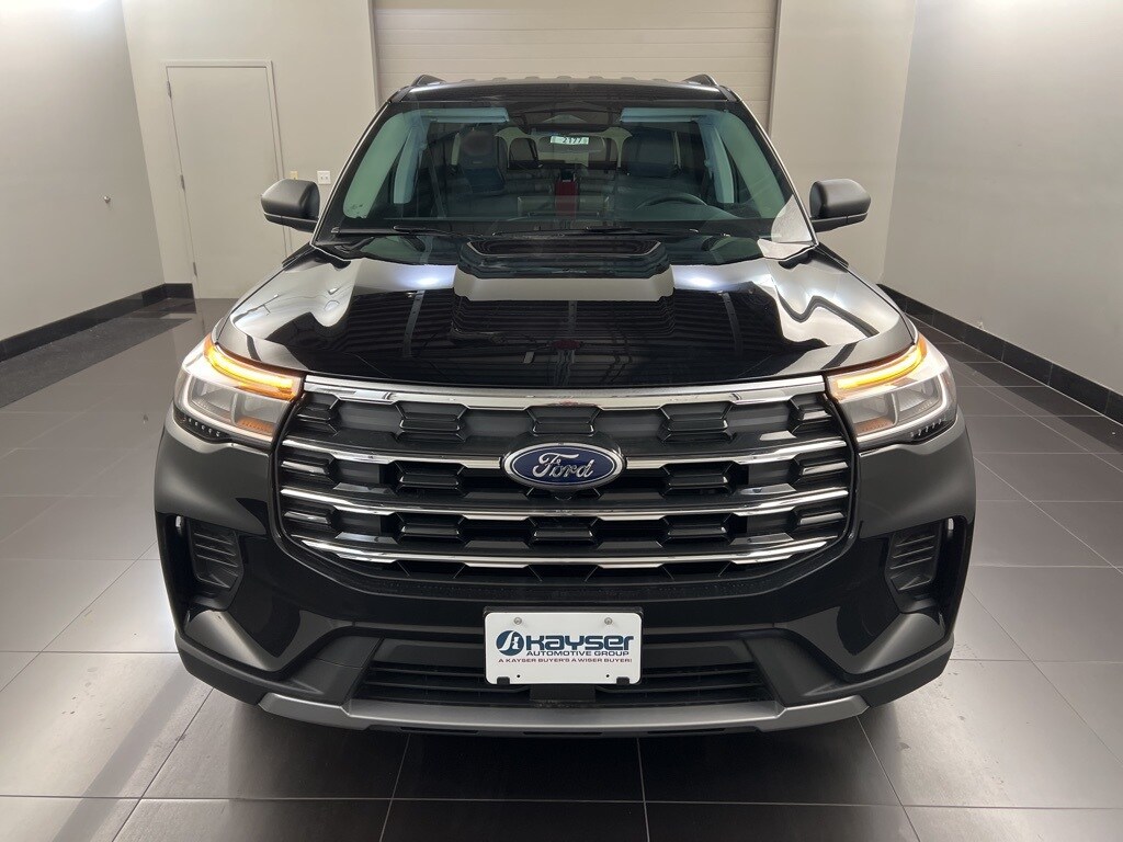 2025 Ford Explorer photo 2