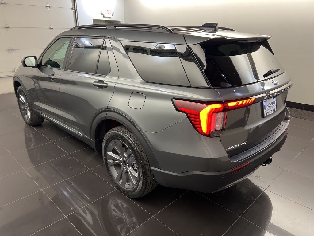 2025 Ford Explorer photo 2