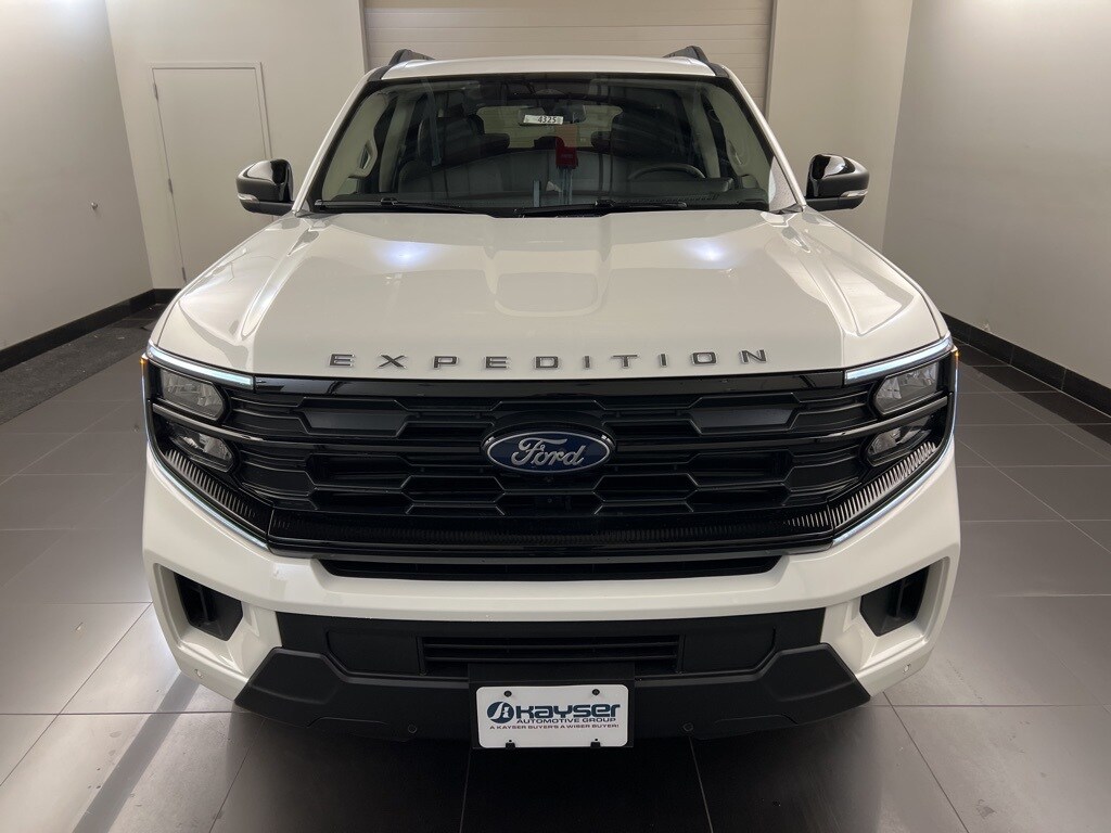 2025 Ford Expedition photo 2