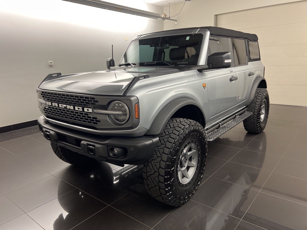 2023 Ford Bronco Badlands photo 2