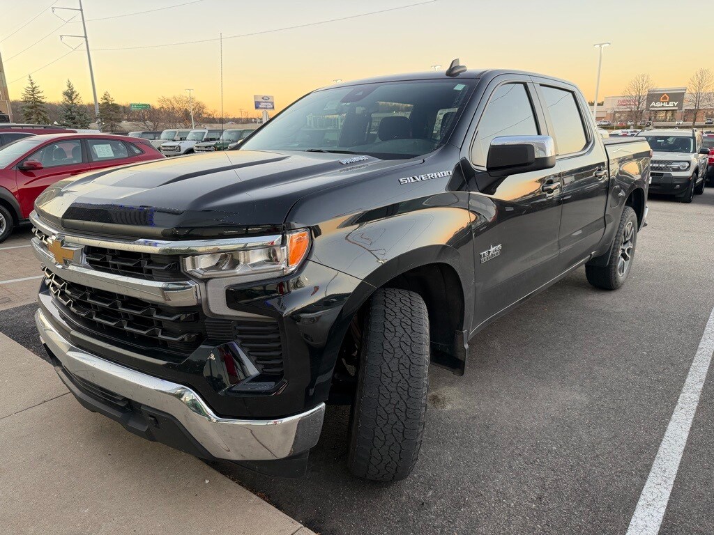 2023 Chevrolet Silverado 1500 LT photo 2