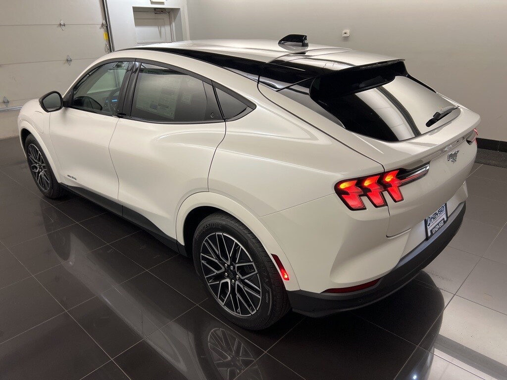 2025 Ford Mustang Mach-E Premium photo 4