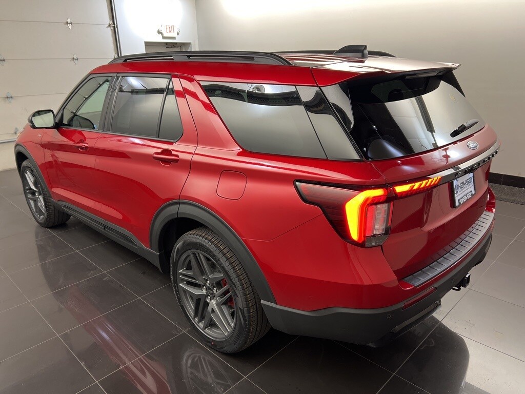 2025 Ford Explorer ST-Line photo 4