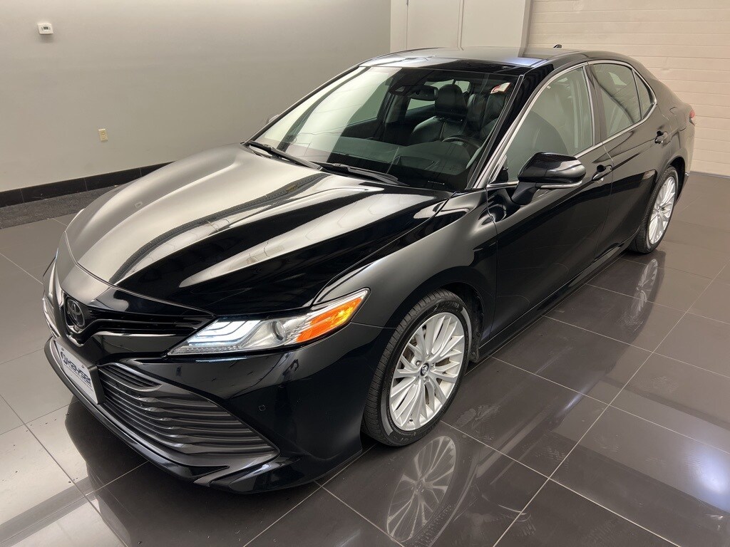 2019 Toyota Camry XLE photo 3