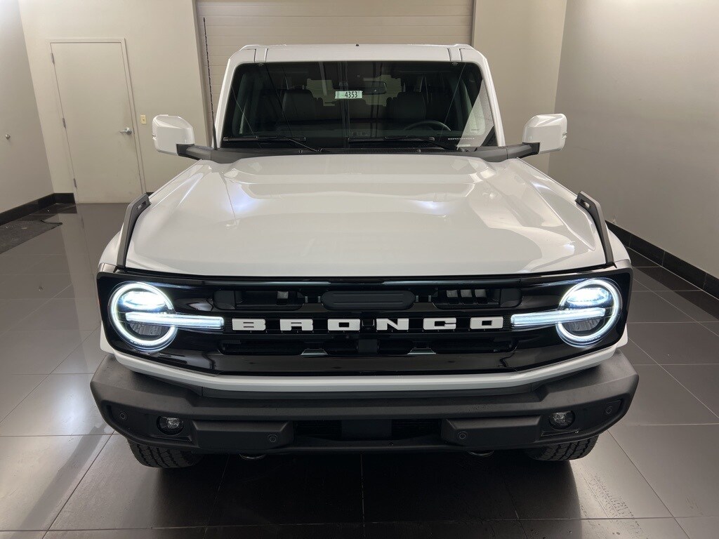 2025 Ford Bronco Outer Banks photo 2