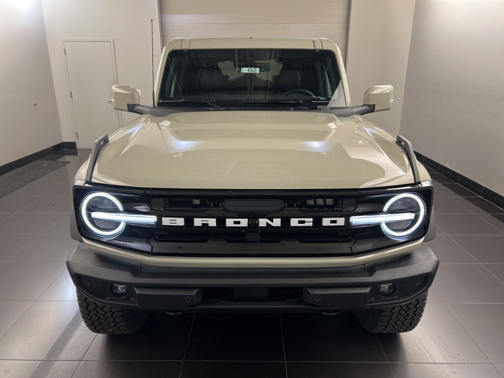 2025 Ford Bronco Outer Banks photo 2
