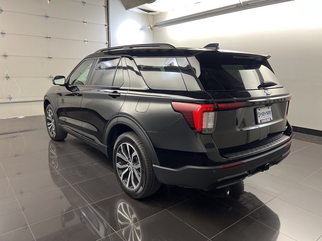 2025 Ford Explorer ST-Line photo 4