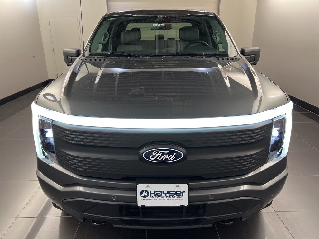 2025 Ford F-150 Lightning photo 2