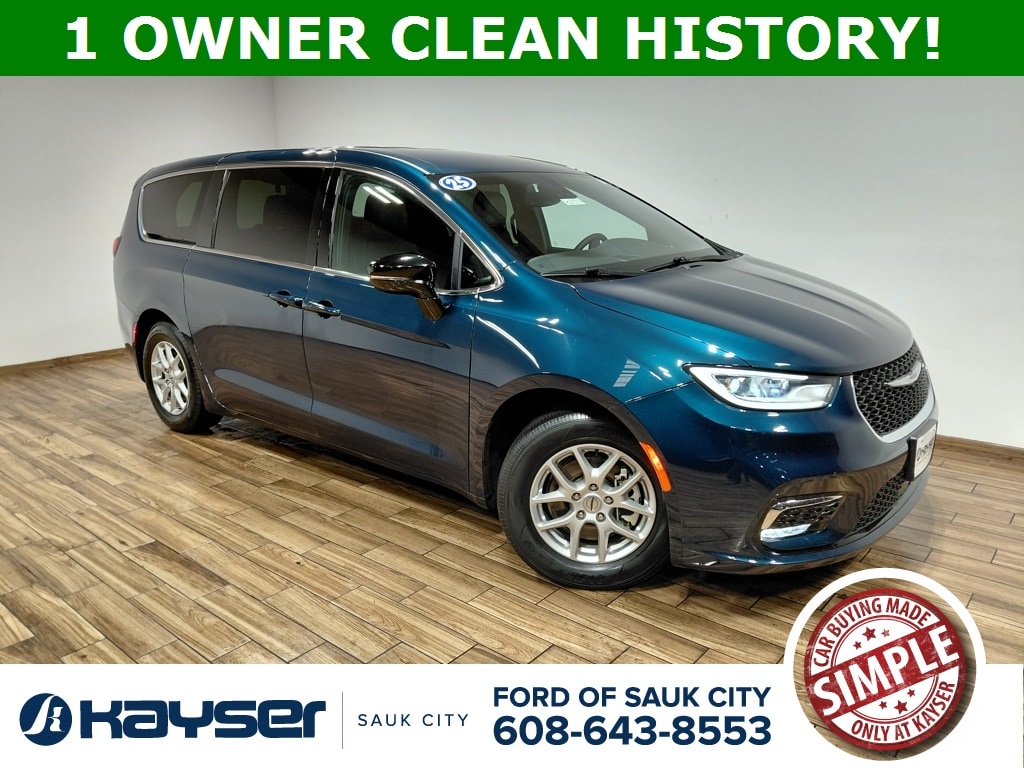 2025 Chrysler Pacifica Select's photo