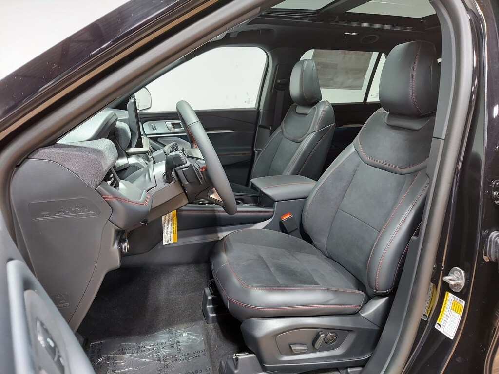 2025 Ford Explorer ST photo 3