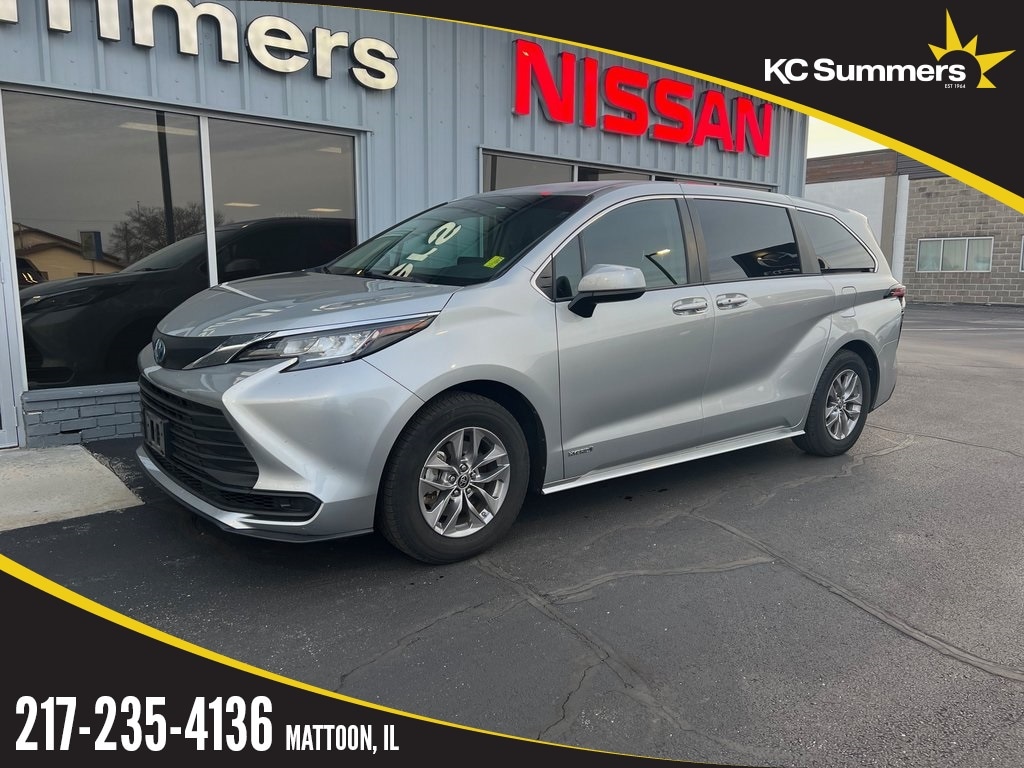 2021 Toyota Sienna LE's photo