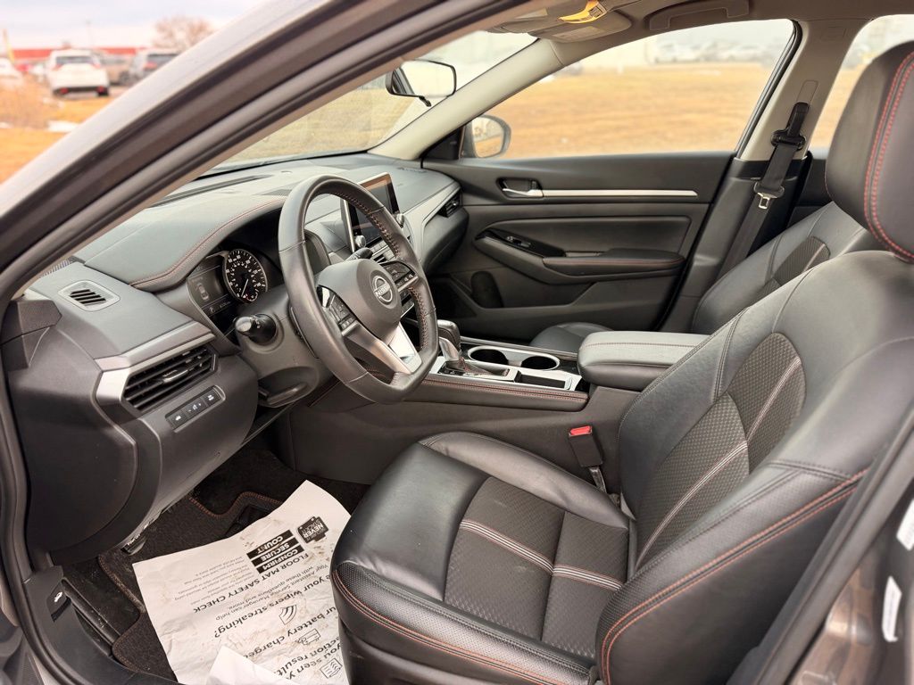 2025 Nissan Altima SR - Photo 9