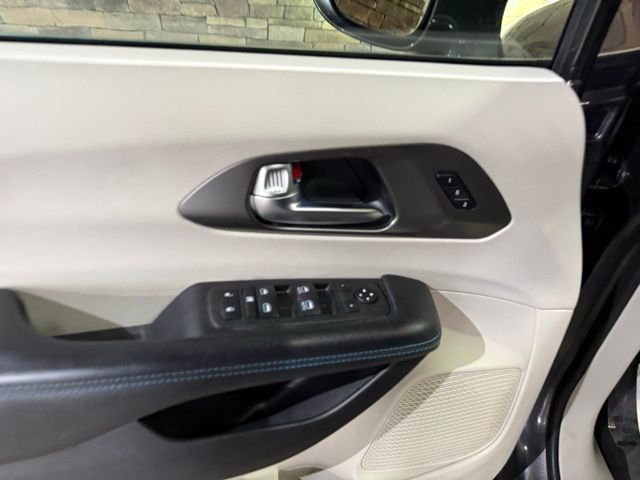 2021 Chrysler Pacifica Touring L - Photo 9