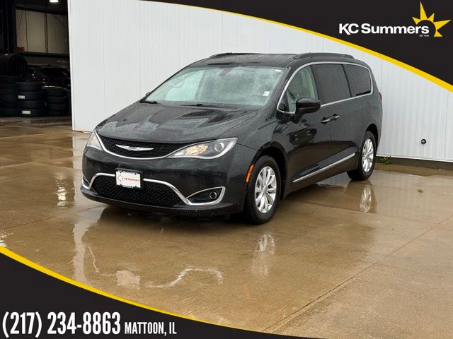 2017 Chrysler Pacifica Touring-L's photo