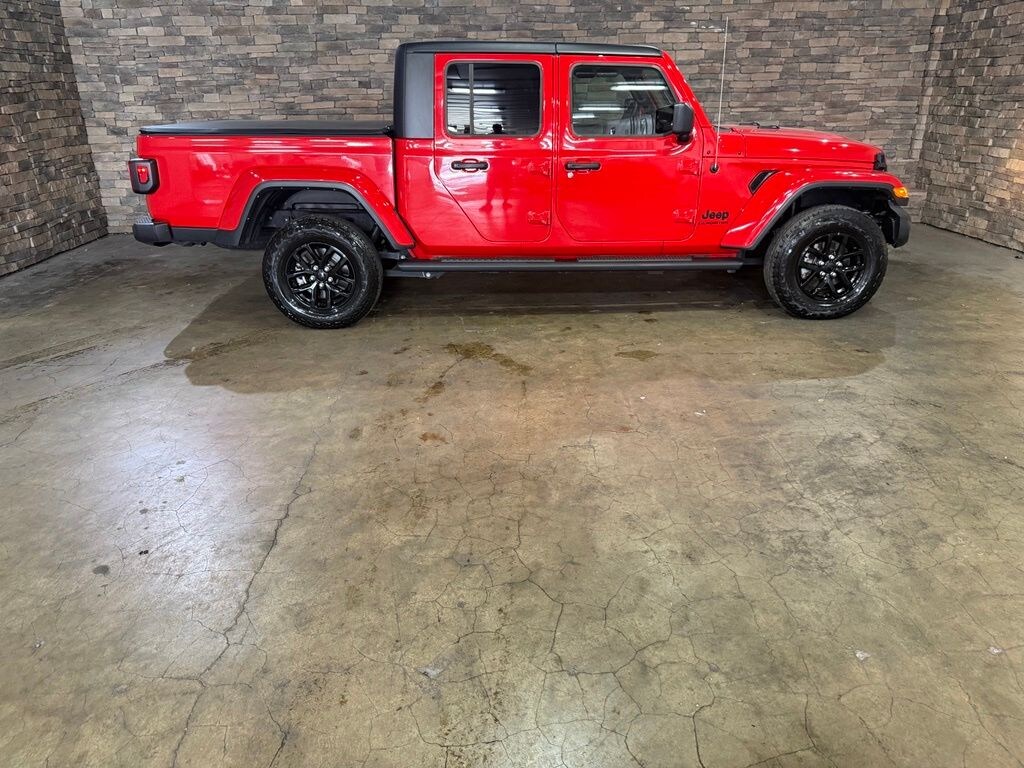 Used 2022 Jeep Gladiator Sport Truck Crew Cab