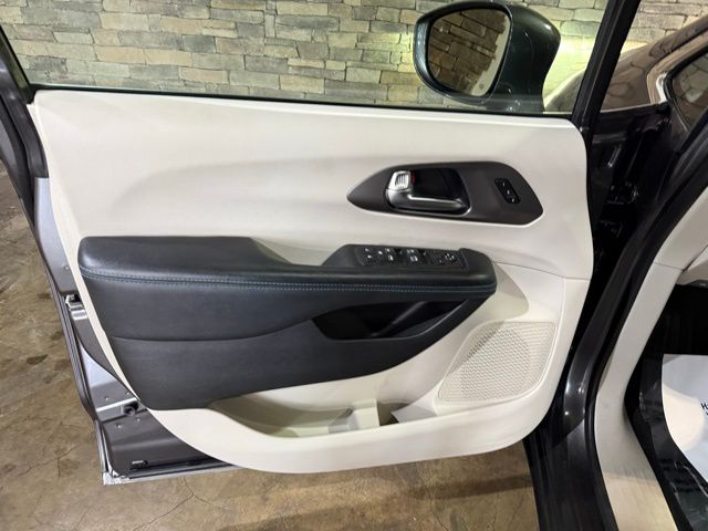 2021 Chrysler Pacifica Touring L - Photo 8