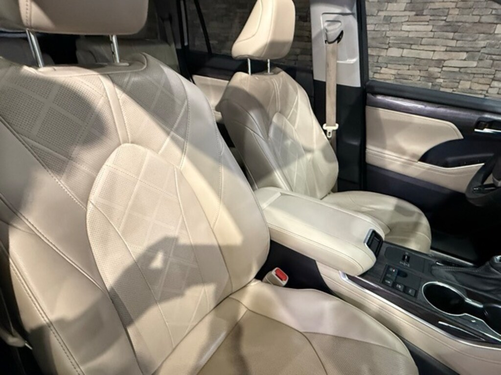 Used 2023 Toyota Highlander Hybrid Platinum SUV