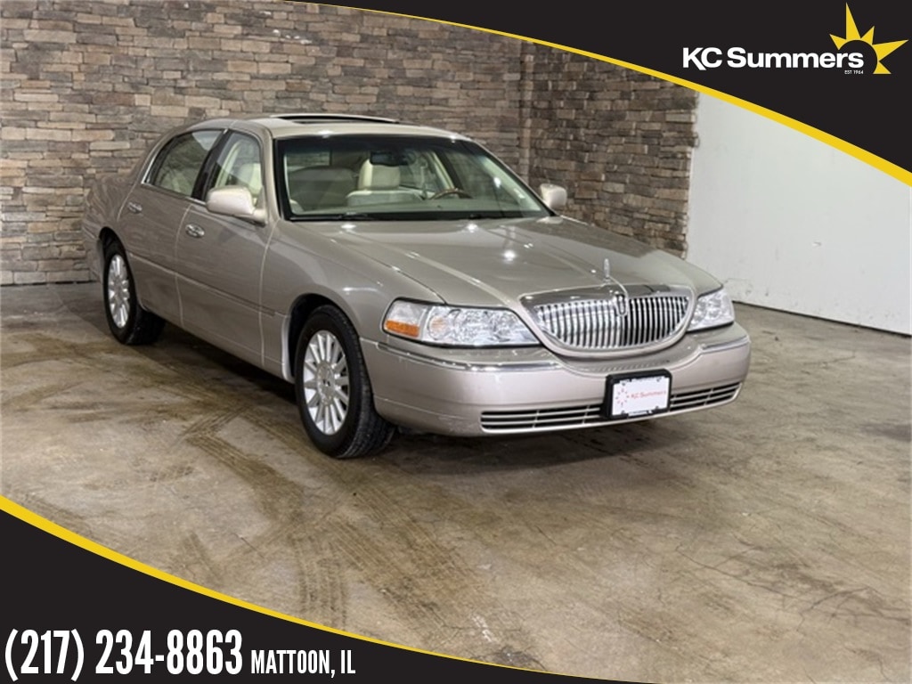 2003 Lincoln Town Car Signature's photo