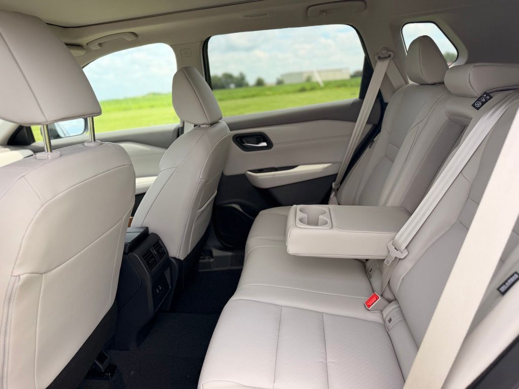 2026 Nissan Rogue Dark Armor - Photo 11