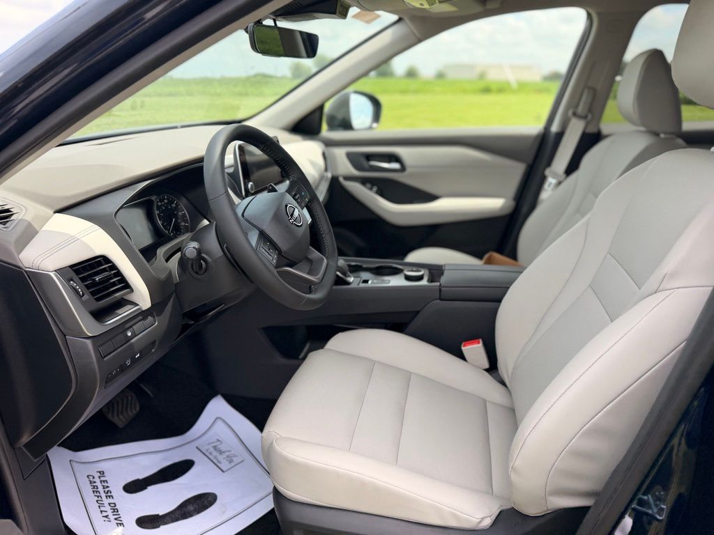 2026 Nissan Rogue Dark Armor - Photo 9