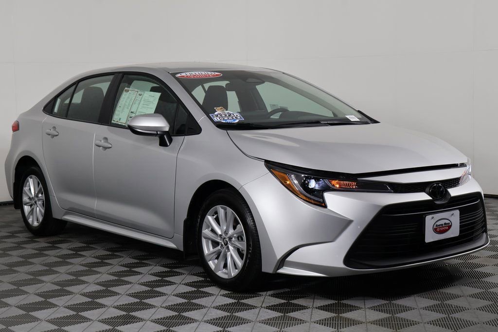 2025 Toyota Corolla LE photo 3