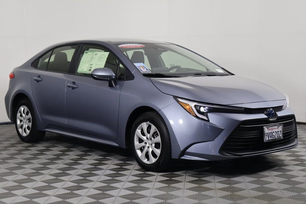 2025 Toyota Corolla Hybrid LE photo 3
