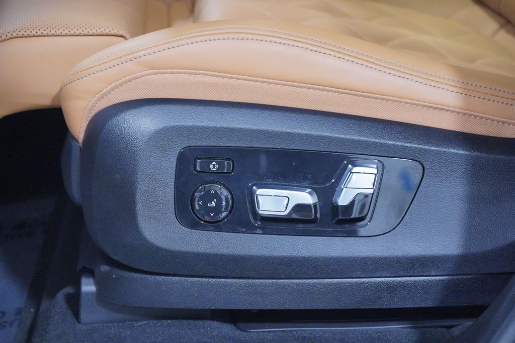 2025 BMW X5 M60i - Photo 8