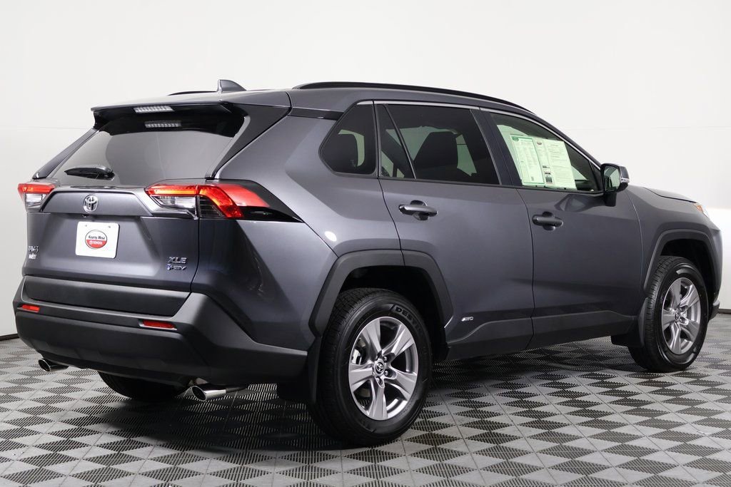 2025 Toyota RAV4 Hybrid XLE photo 4