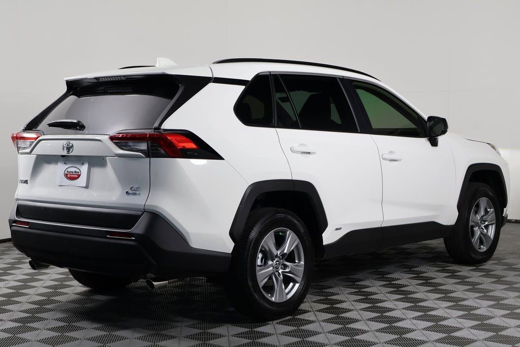 2025 Toyota RAV4 Hybrid LE photo 4