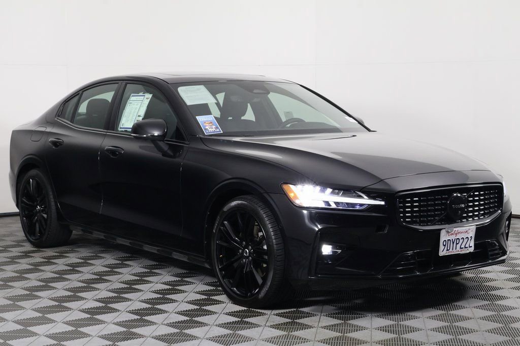 2023 Volvo S60 B5 AWD Plus Black Edition photo 3