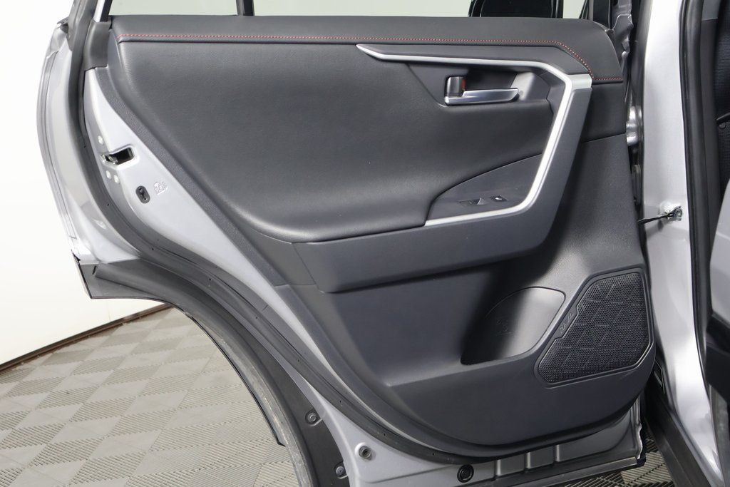 2025 Toyota RAV4 XSE - Photo 13