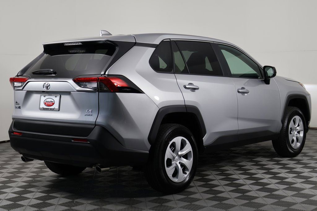 2025 Toyota RAV4 LE photo 4
