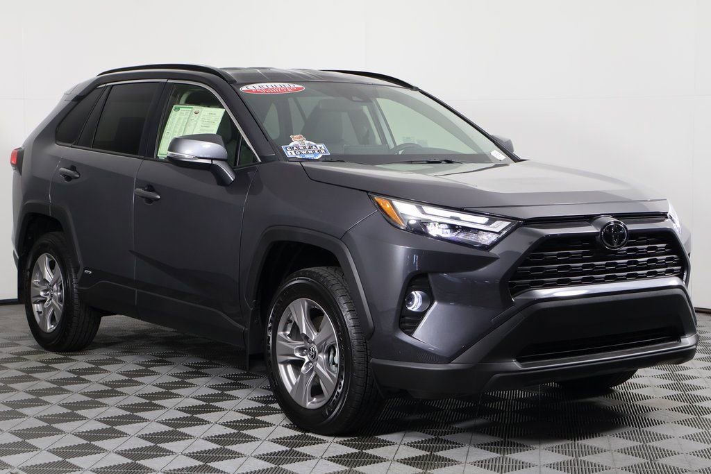 2025 Toyota RAV4 Hybrid XLE photo 3