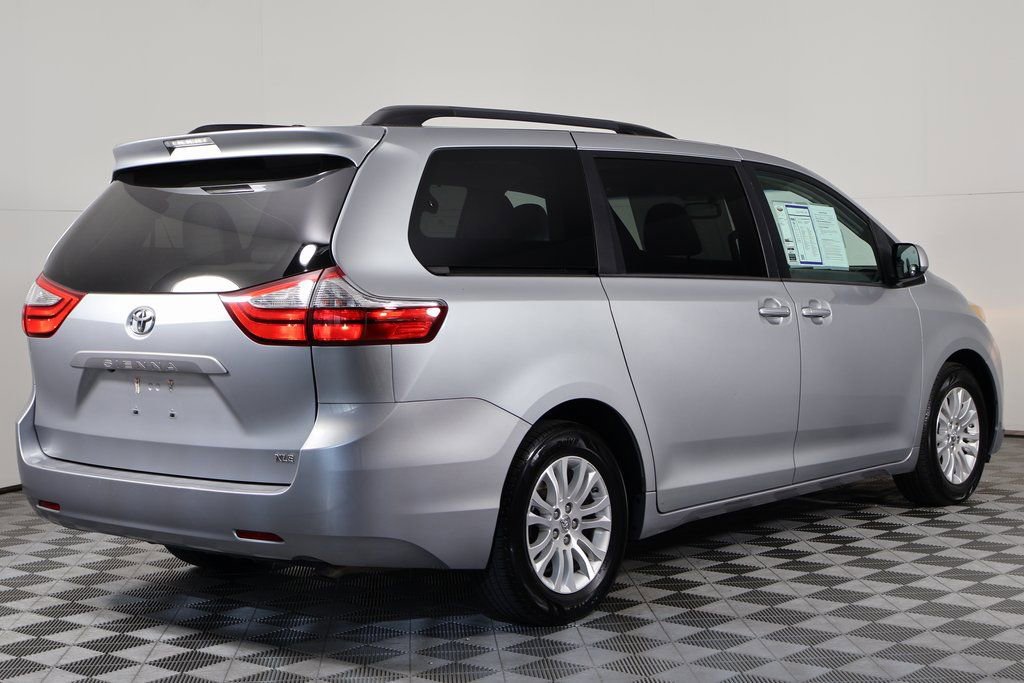 2017 Toyota Sienna XLE photo 4