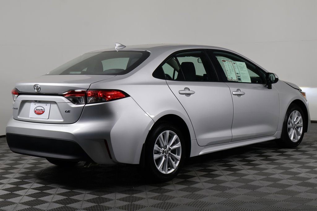 2025 Toyota Corolla LE photo 4