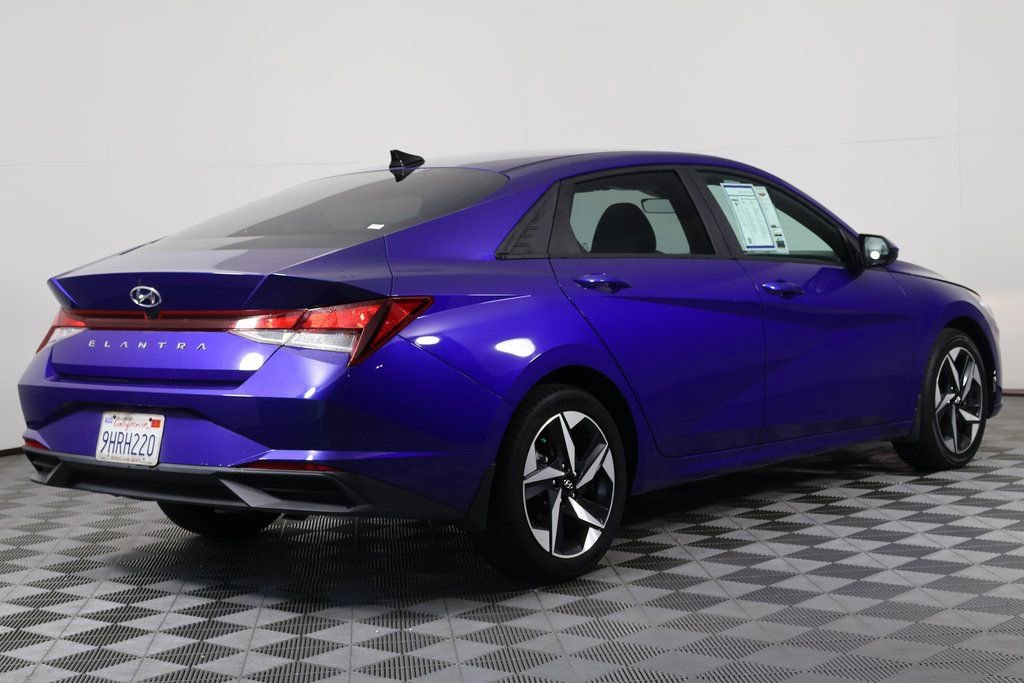 2023 Hyundai Elantra SEL Convenience photo 2