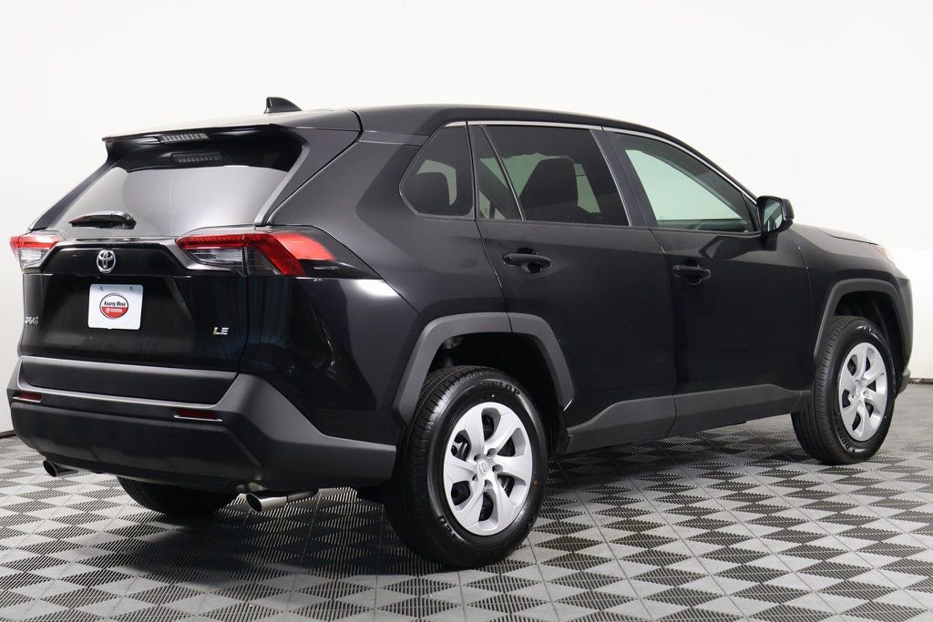 2025 Toyota RAV4 LE photo 4