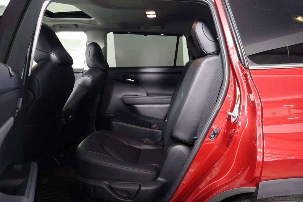 2026 Toyota Highlander Hybrid XLE photo 6