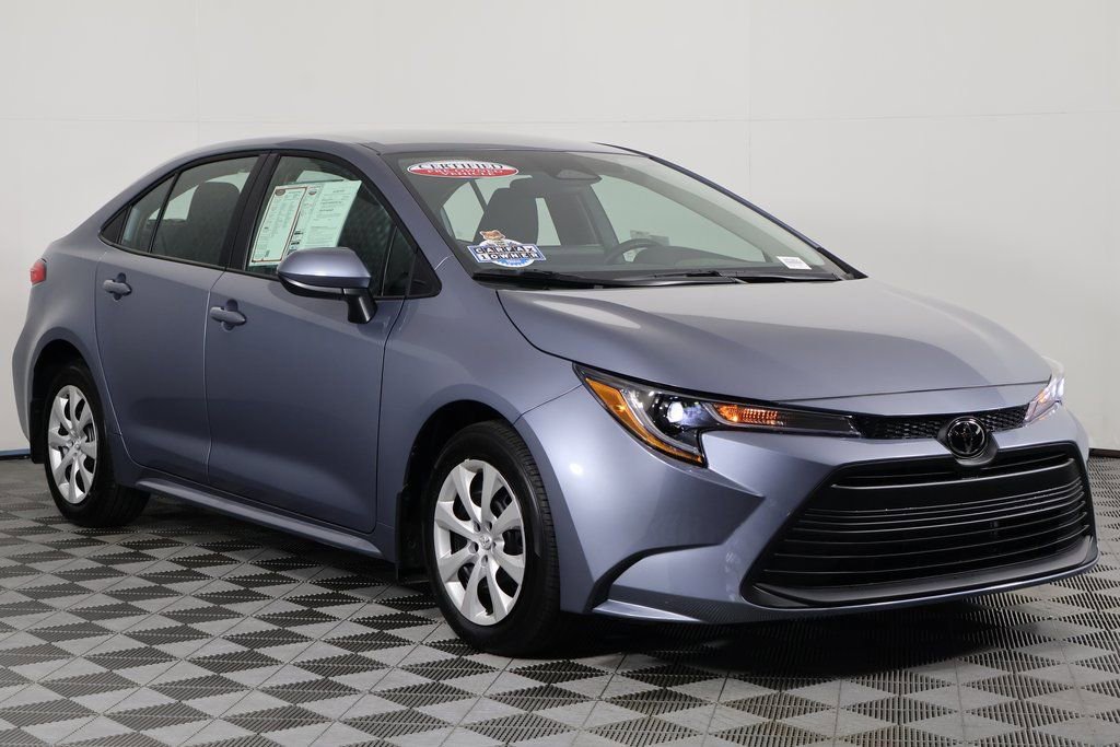 2025 Toyota Corolla LE photo 3