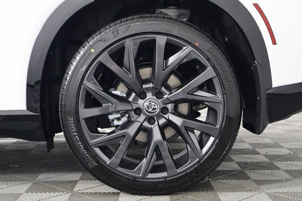 2026 Toyota Crown Signia Limited - Photo 10